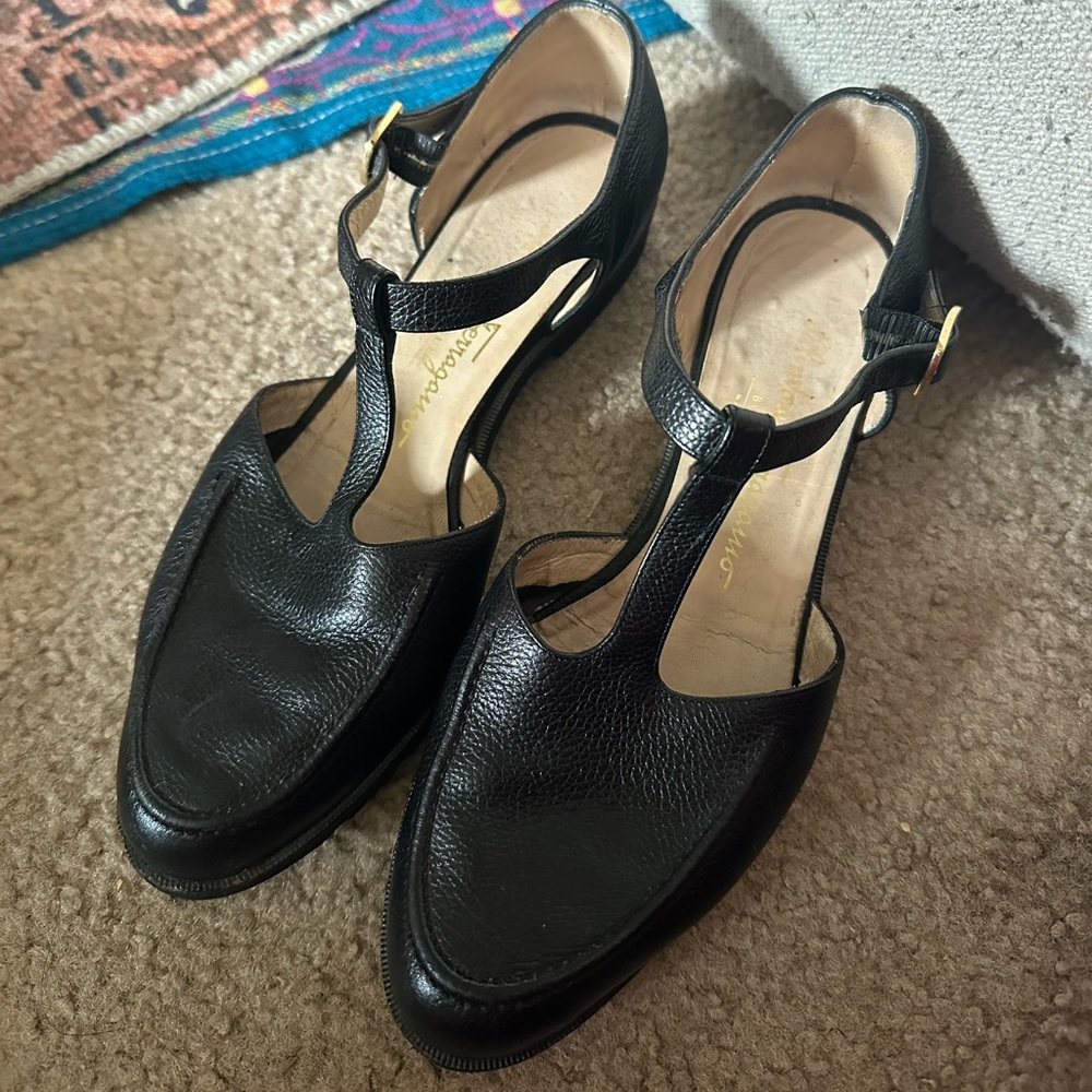 VINTAGE SALVATORE FERRAGAMO black pebble leather mary janes with gold buckle - Picture 4 of 6